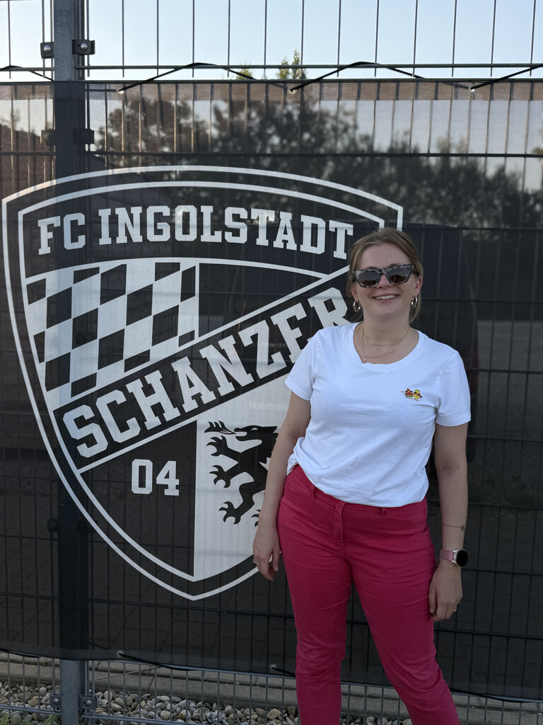 Sportzahnärztin J. Kretschmer beim FC Ingolstadt 04 im Rahmen der Partnerschaft.
