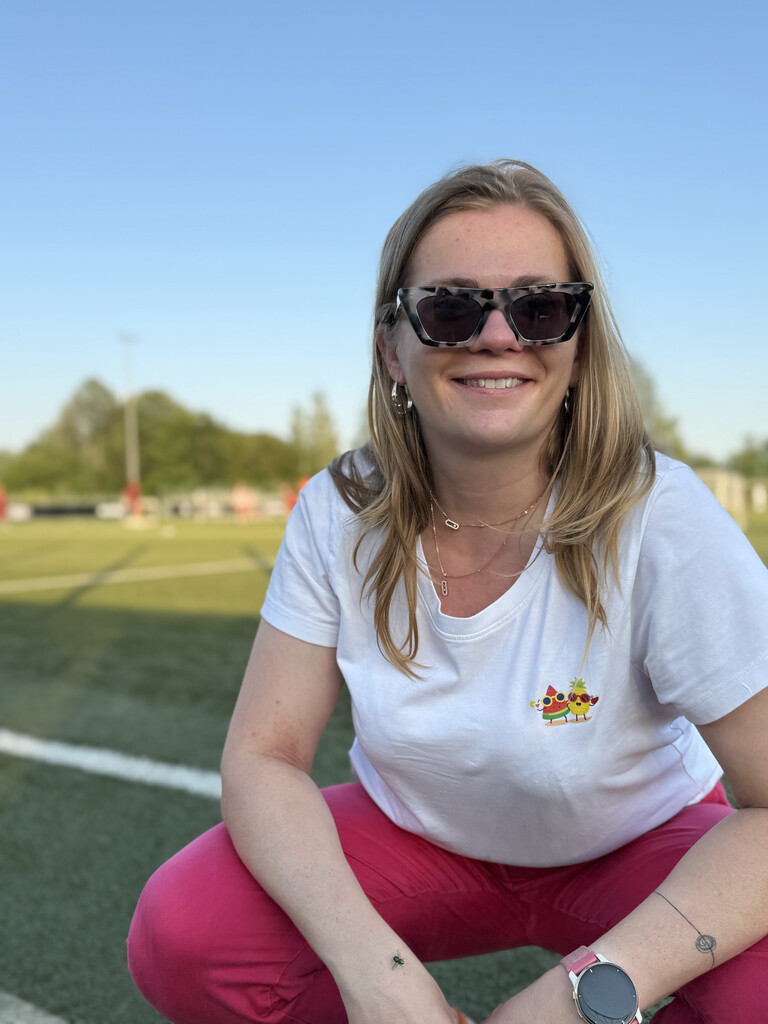 Sportzahnärztin J. Kretschmer am Trainingsplatz des FC Ingolstadt 04