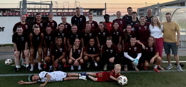 Sportzahnärztin J. Kretschmer mit der Frauenmannschaft des FC Ingolstadt 04 beim Trainingsbesuch.